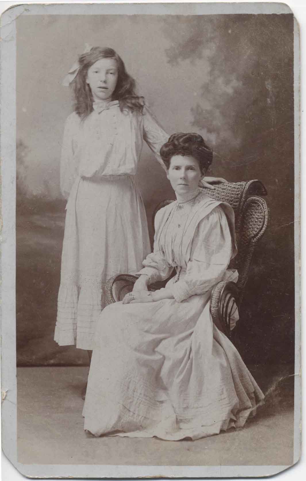 Annie Elizabeth (seated) and niece Olive STOKES in about 1905